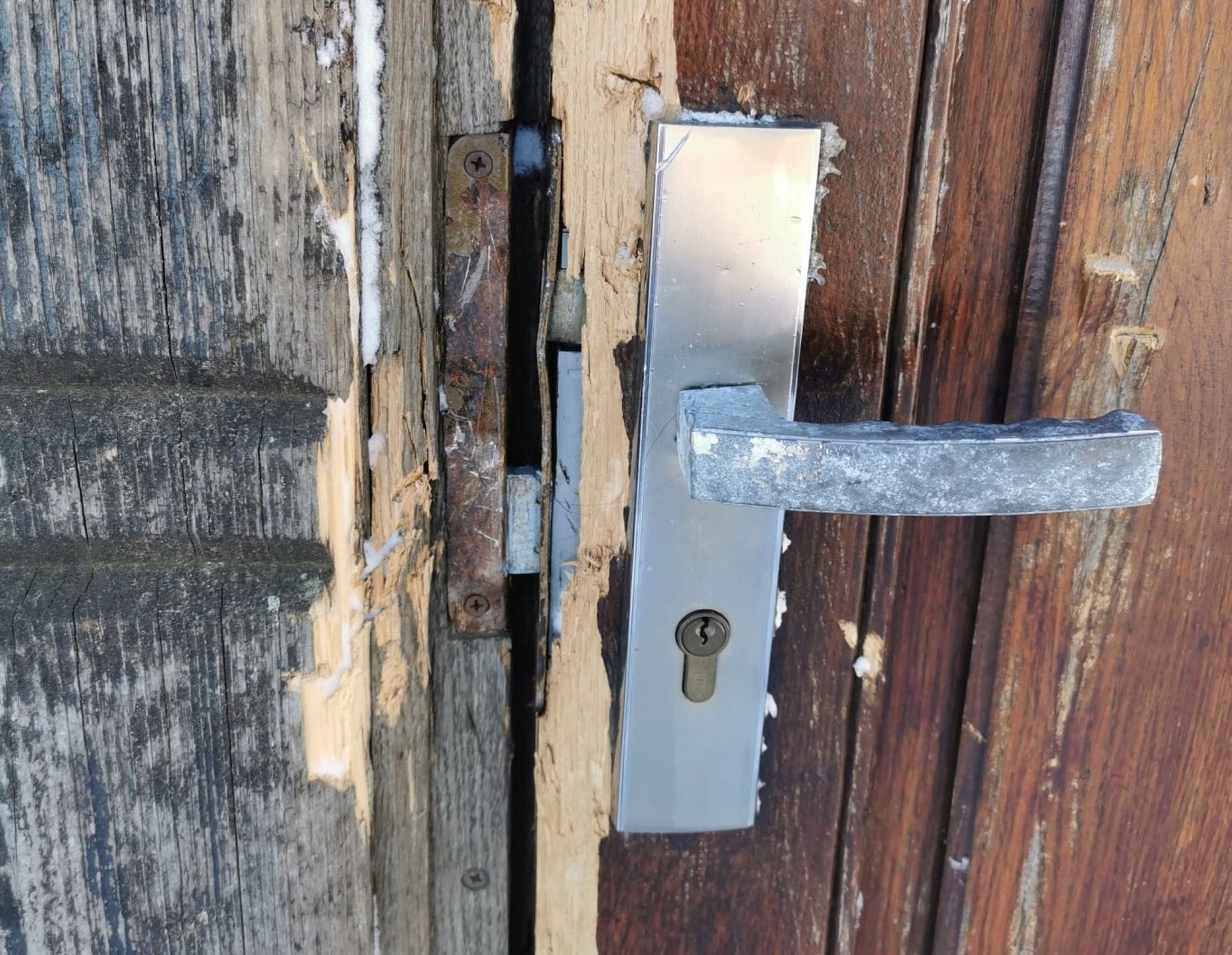 Drzwi kaplicy zostały zdewastowane