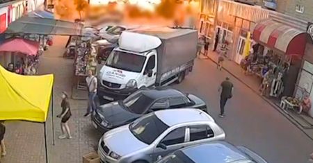 Moment bestialskiego ataku Rosjan na Konstantynówkę. Rakiety spadły na targ