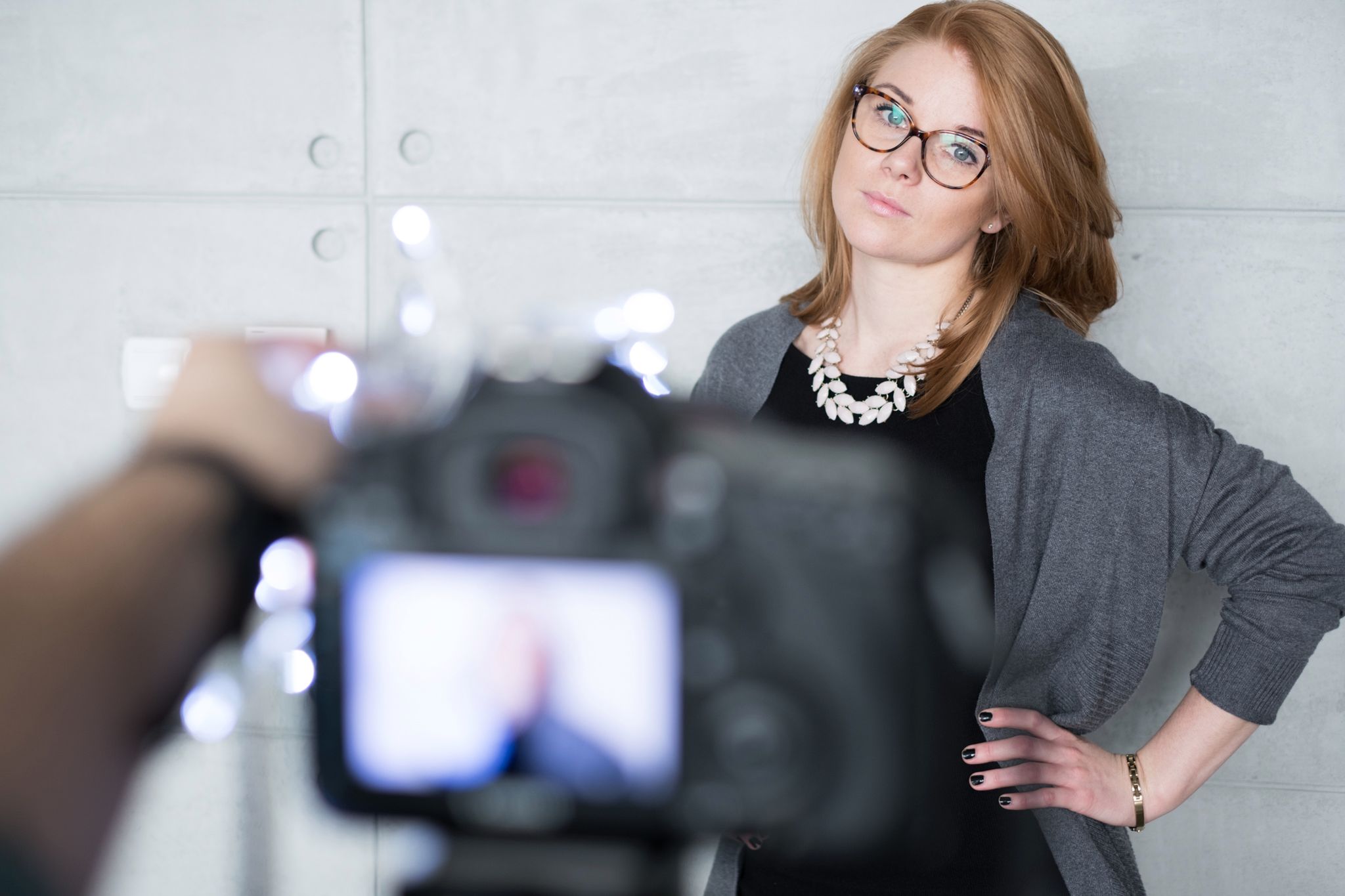 Lampki choinkowe, aparat, akcja! Prosty sposób na piękne portrety z przednim bokeh 3