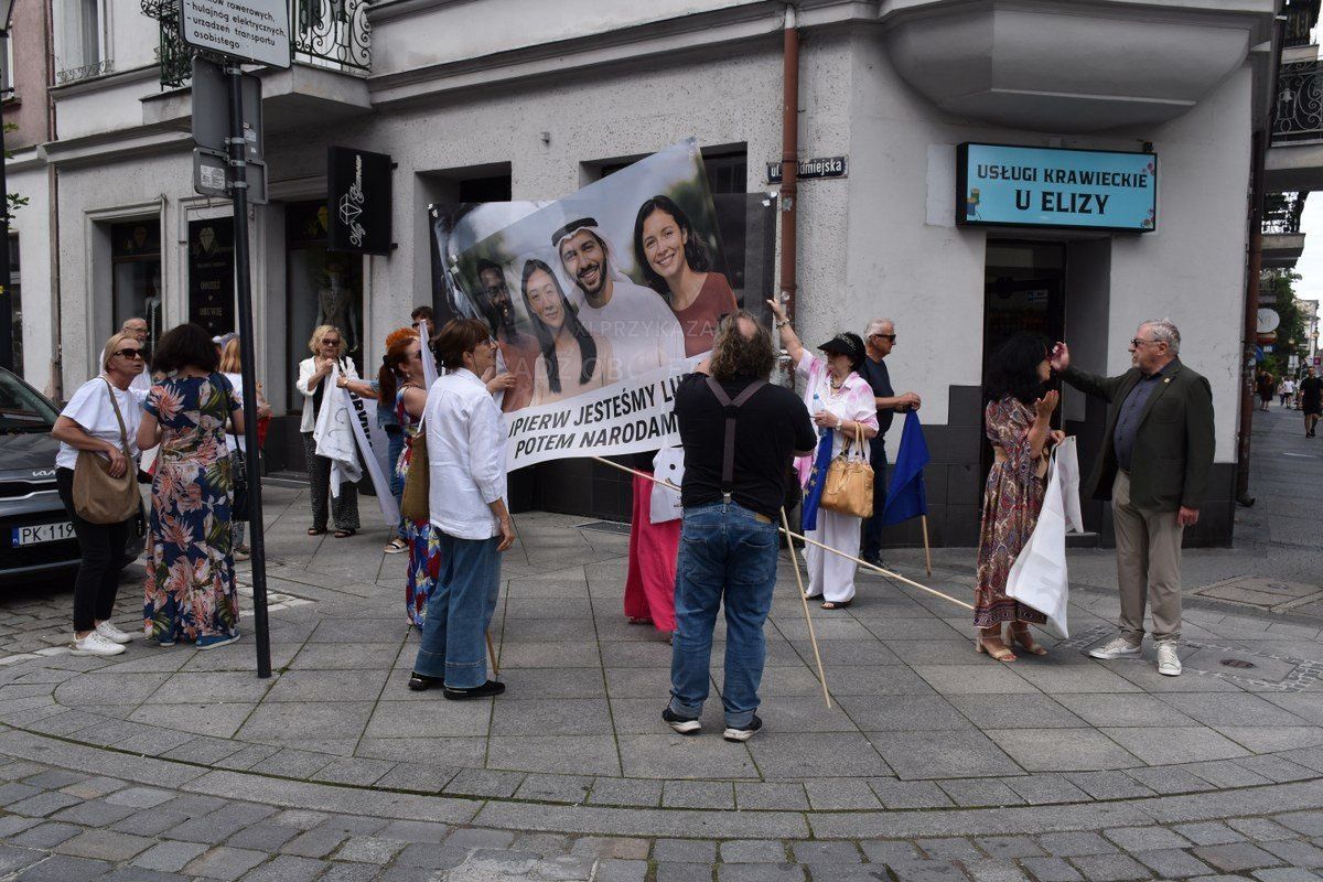 19.07.2025 r. W sobotę, 19 lipca w Kaliszu, podobnie jak w 80 innych miastach w całej Polsce odbył się więc Konfederacji pod hasłem „Stop Imigracji”. Wzięło w nim udział około 250 osób, w tym liczna grupa kibiców KKS. Obok kontrmanifestacje zorganizowała grupa działaczy KOD