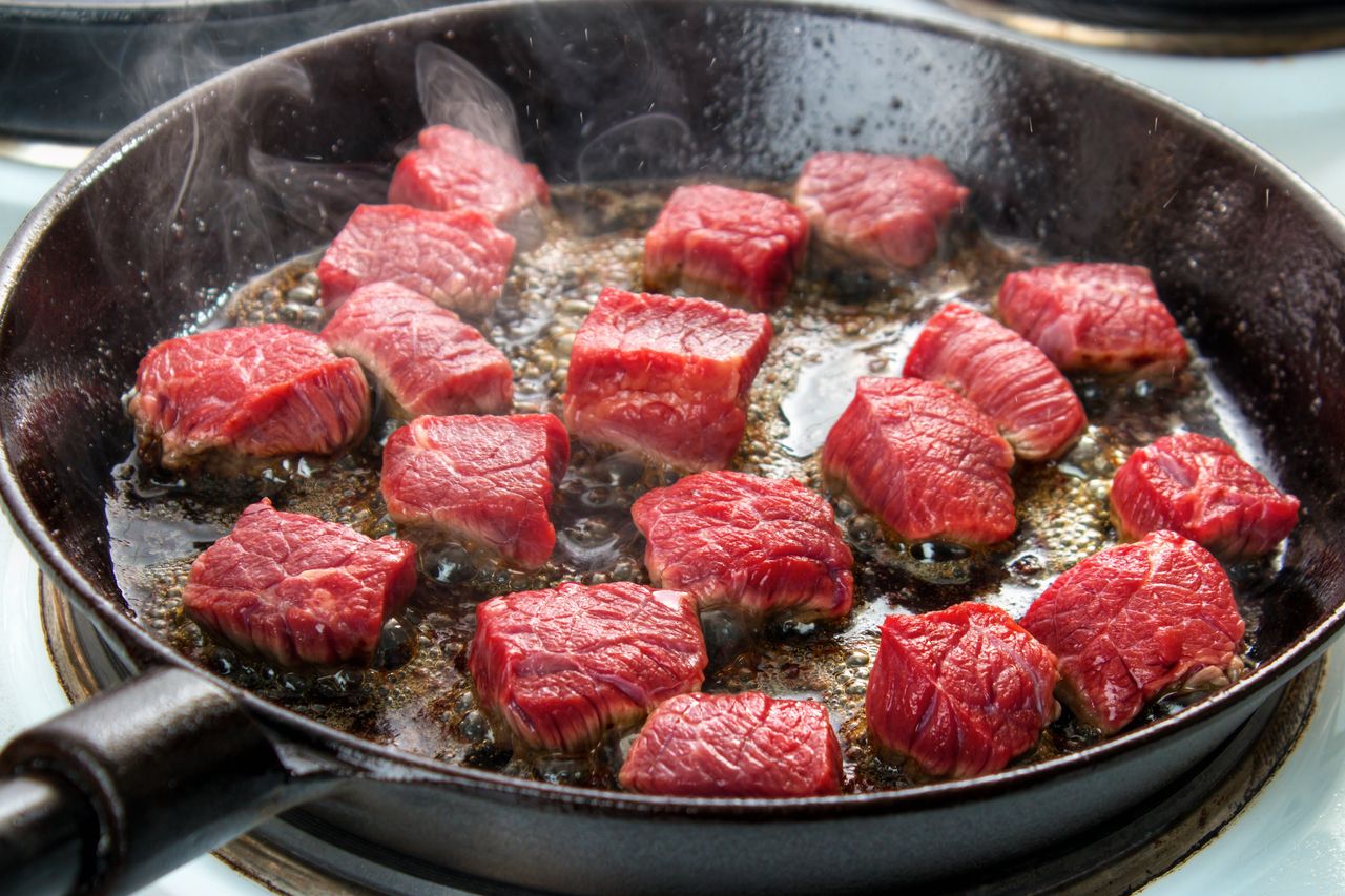 The smart trick with table salt stops hot oil splatter mess