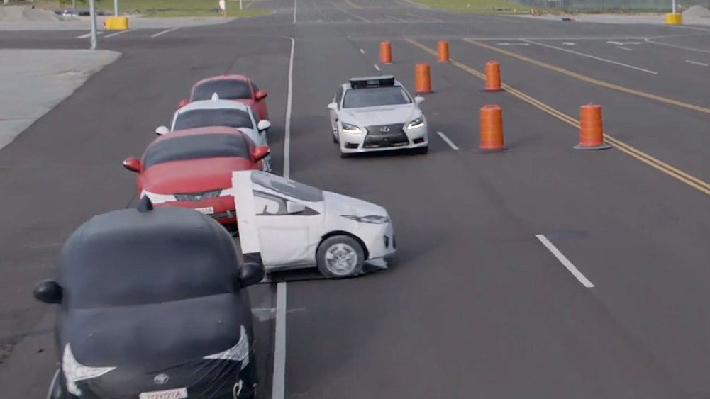 Na rynku nie brakuje aut, które potrafią same prowadzić. Żaden producent nie zachęca jednak do tego, by puszczać kierownicę