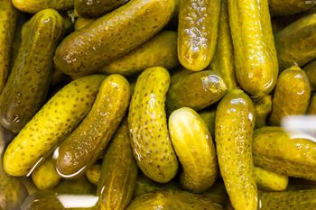 Ogórki kiszone. Przy tych chorobach mogą szkodzić