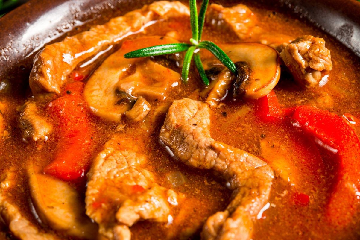 Boeuf Stroganoff z pikantną nutą. Jeszcze lepszy i aromatyczniejszy niż ten klasyczny