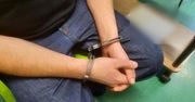 Ukrył się pod prysznicem. Szukali go od blisko trzech lat