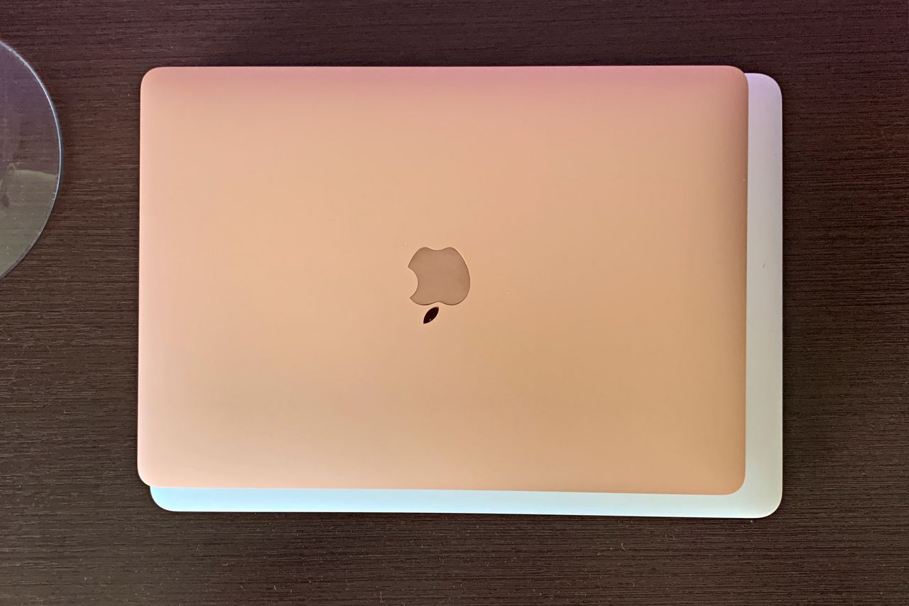 Nowy MacBook Air jest zauważalnie mniejszy mimo iż przekątna ekranu to wciąż 13,3 cali.