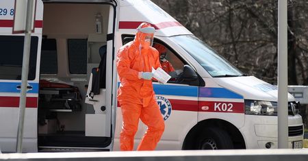 Raport MZ. Zgonów z powodu COVID-19 było więcej niż wskazywały statystyki