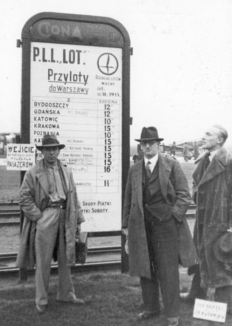 Pasażerowie przed tablicą rozkładu lotów na lotnisku mokotowskim w 1933 r.