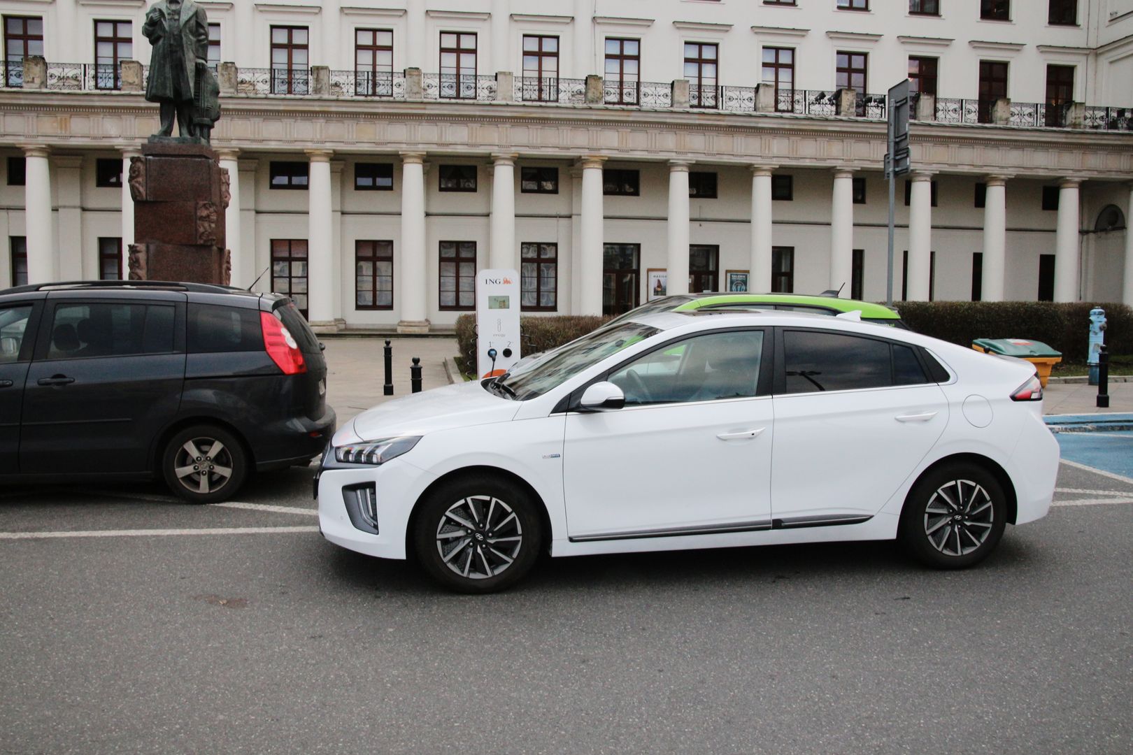 Auta spalinowe na miejscach dla elektryków to coraz rzadsze zjawisko, choć kierowca czarnej mazdy wprost przyznał, że parkując nie zwrócił uwagę na kopertę