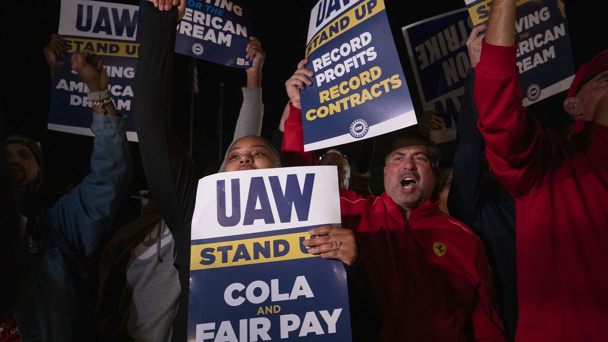 WAYNE, MICHIGAN - SEPTEMBER 15: Supporters and workers cheer as United Auto Workers members go on strike at the Ford Michigan Assembly Plant on September 15, 2023 in Wayne, Michigan. Contract negotiations with the Big Three auto makers Ford, General Motors, and Stellantis expired at 11:59pm September 14. This is the first time in history that the UAW is striking all three of the Big Three auto makers at the same time. (Photo by Bill Pugliano/Getty Images)