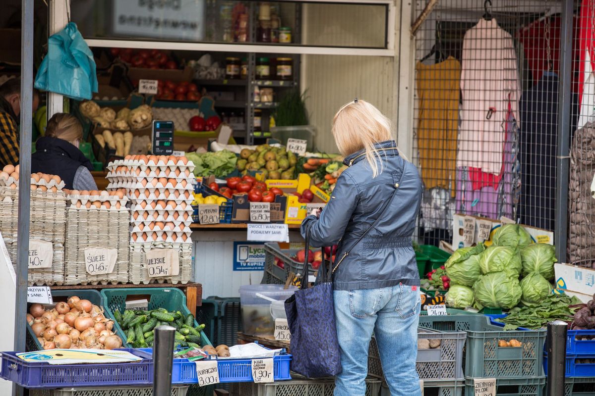 Ludzie ze wszystkich sił starają się żyć na poziomie do jakiego są przyzwyczajeni. Jednak z czasem będzie to coraz trudniejsze i odsetek oszczędzających będzie się zwiększał – oceniają eksperci 