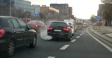 Auta w Polsce trują, a rząd nie reaguje - NIK dosadnie o skutkach zaniedbań