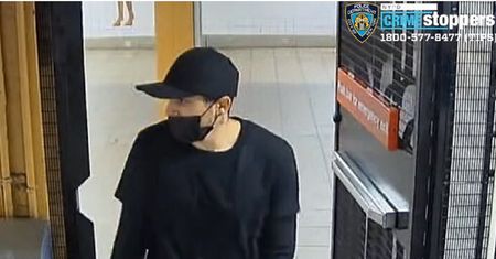 Dusił, aż zemdlała. Policja pokazała zdjęcie gwałciciela z parku