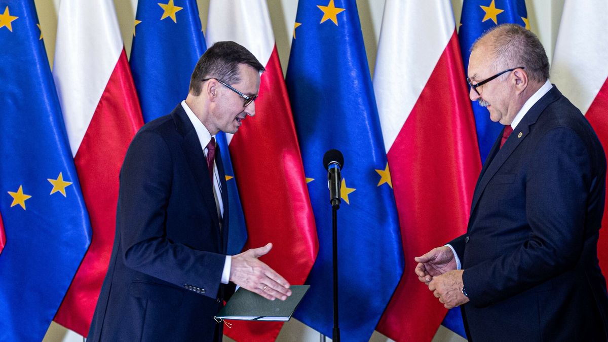 Mateusz Morawiecki we Wroc?awiu22.05.2020 Wroclaw Przekazanie gruntow pod budowe Nowego Szpitala Onkologicznego we Wroclawiu n/z Mateusz Morawiecki i Cezary Przybylski fot. Krzysztof Kaniewski/REPORTERKrzysztof Kaniewski/REPORTER