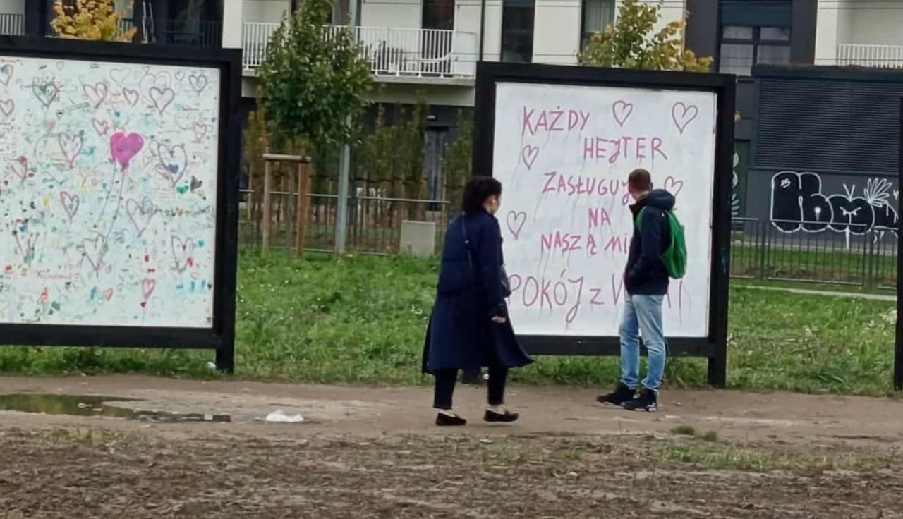 Oburzający incydent. Ksiądz reaguje. Taka tablica w Poznaniu