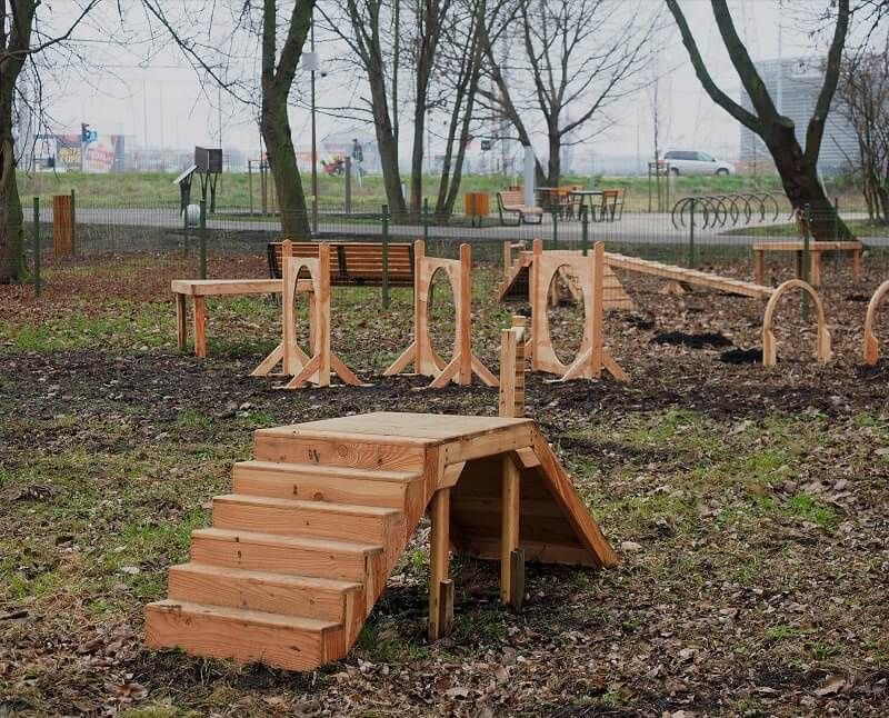 Wybieg dla psów z przeszkodami w Parku Ludowym