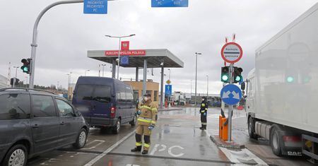 Koronawirus w Polsce i na świecie. 9 funkcjonariuszy straży granicznej w Kuźnicy Białostockiej zakażonych  SARS-CoV-2. Relacja na żywo - 12 czerwca