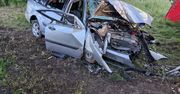 Nowy Dwór Mazowiecki: Ford wypadł z drogi i uderzył w drzewo. Nie żyje 48-letnia kobieta