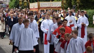 Boże Ciało 2026 w Chełmie Śląskim. Z chórem i bogatymi dekoracjami domów