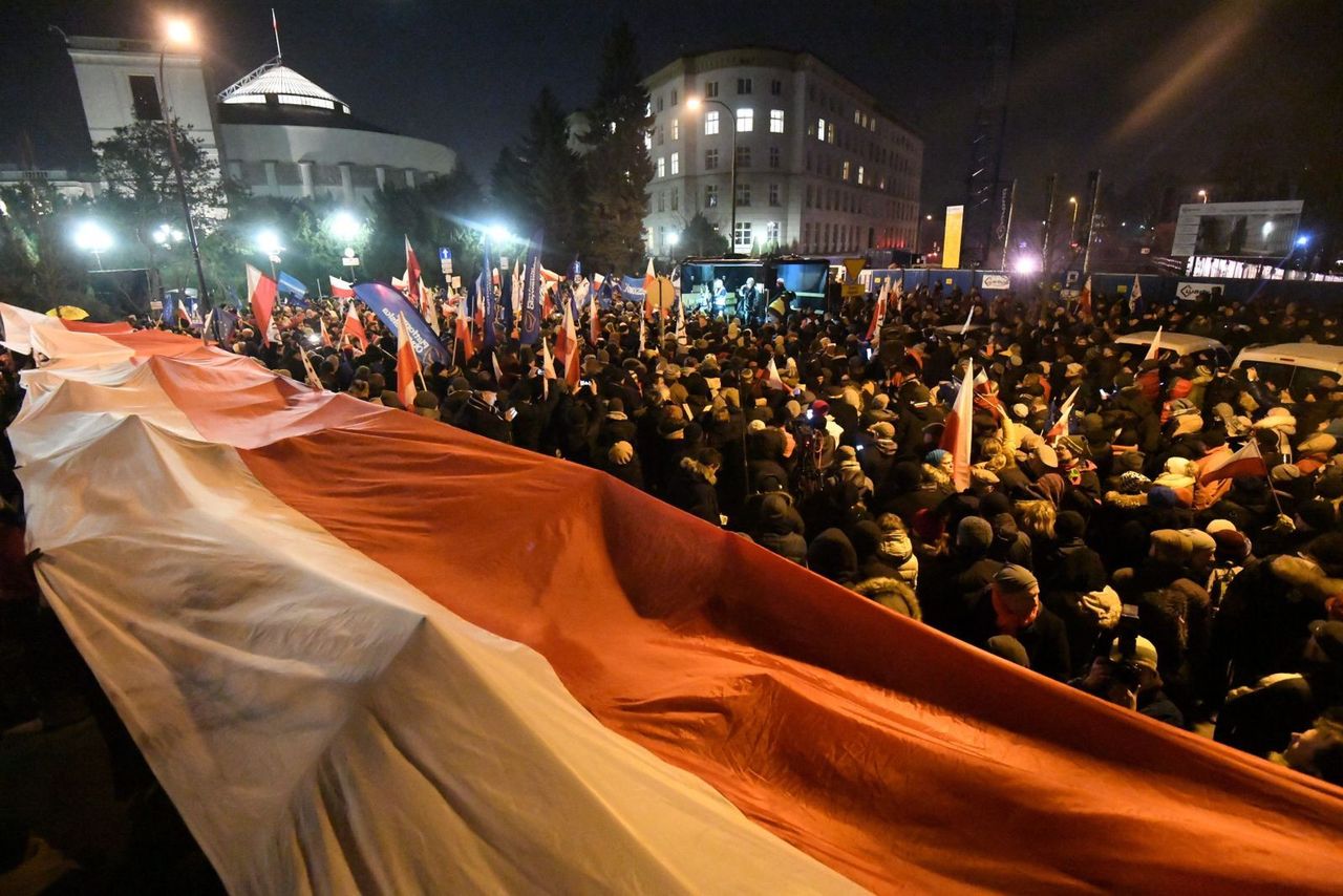 Pod Sejmem trwa protest KOD, do którego dołączyli posłowie opozycji