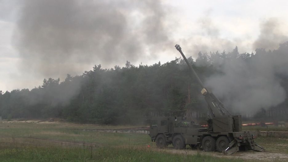 Słowacka haubica EVA na strzelaniu poligonowym.