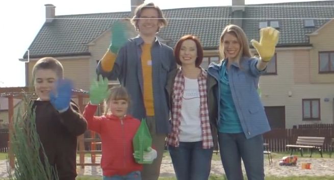 „Zabierz rodzinę na wspólne pomaganie!” w kampanii promującej wolontariat (wideo)