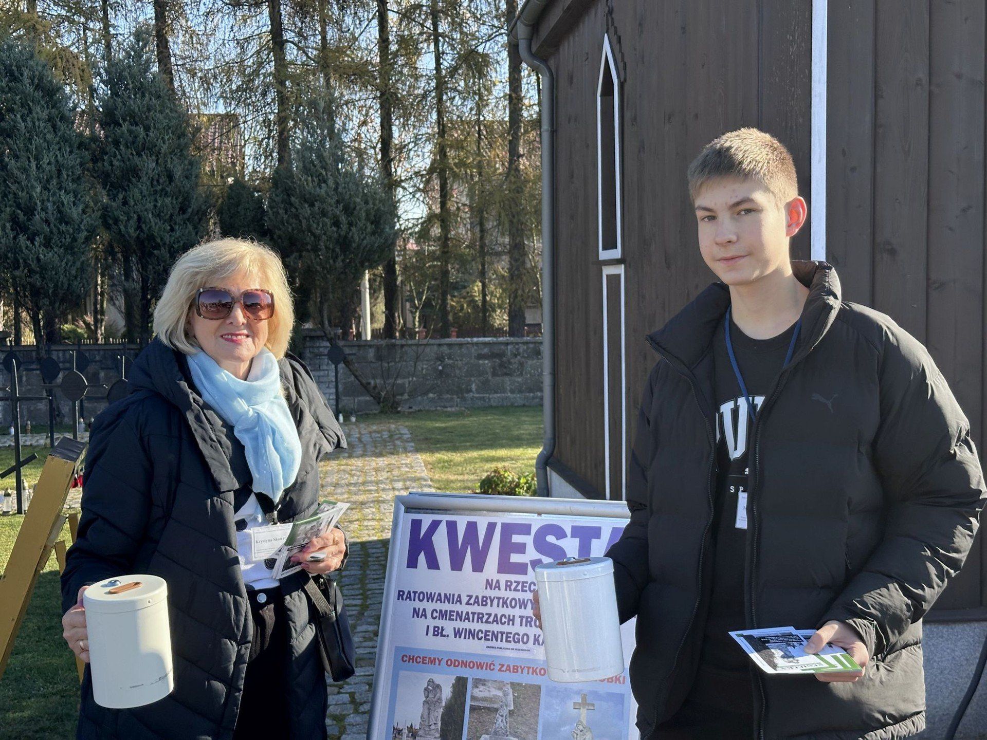 Przy cmentarzu odbywała się kwesta na renowację zabytkowych nagrobków. 