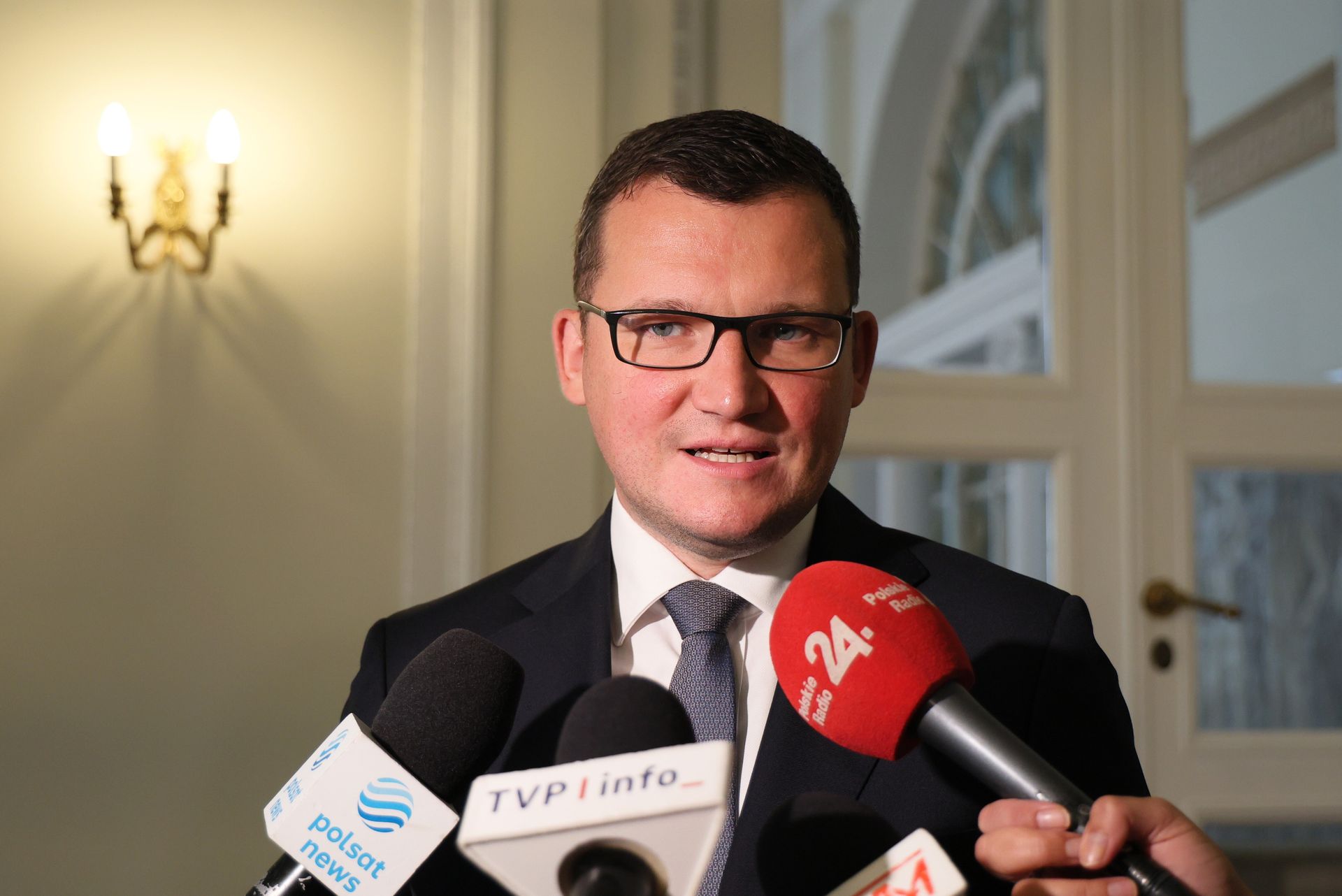 Tusk vs Nawrocki: Kto pierwszy? Porty, wety i polityczna gra o przyspieszenie inwestycji