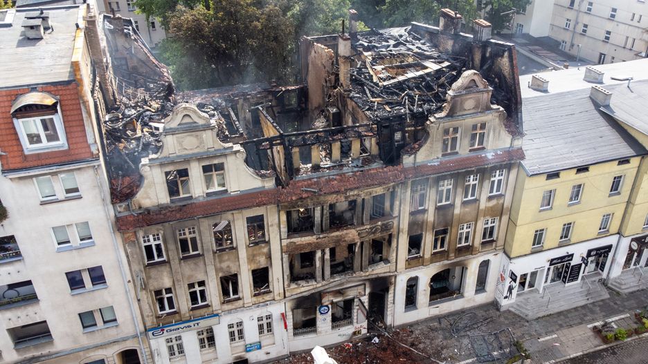 miejsce po�aru
Pozna�, 26.08.2024. Na zdj�ciu z drona dzia�ania stra�y po�arnej i policji na miejscu po�aru kamienicy na ulicy Kraszewskiego w Poznaniu, 26 bm. Do po�aru i wybuchu w kamienicy na pozna�skich Je�ycach dosz�o w nocy z 24 na 25 bm. W trakcie akcji zgin�o dw�ch stra�ak�w, a 11 zosta�o poszkodowanych. Do szpitala trafi�y tak�e trzy postronne osoby ranne w tym zdarzeniu. (mr) PAP/Jakub Kaczmarczyk ***Do tego materia�u zdj�ciowego dost�pna jest r�wnie� depesza w systemie CSI, pt.: Pozna�/ Na miejscu po�aru kamienicy przy ul. Kraszewskiego wci�� pracuj� stra�acy***
Jakub Kaczmarczyk
Je�yce, kamienica, Kraszewskiego, po�ar, praca, stra�, stra�acy, z drona, z g�ry, z lotu ptaka, zdj�cie z drona, zgliszcza, miejsce zdarzenia