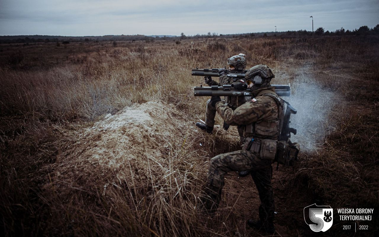 Żołnierze WOT strzelający z nowych granatników  M72 EC Mk1.