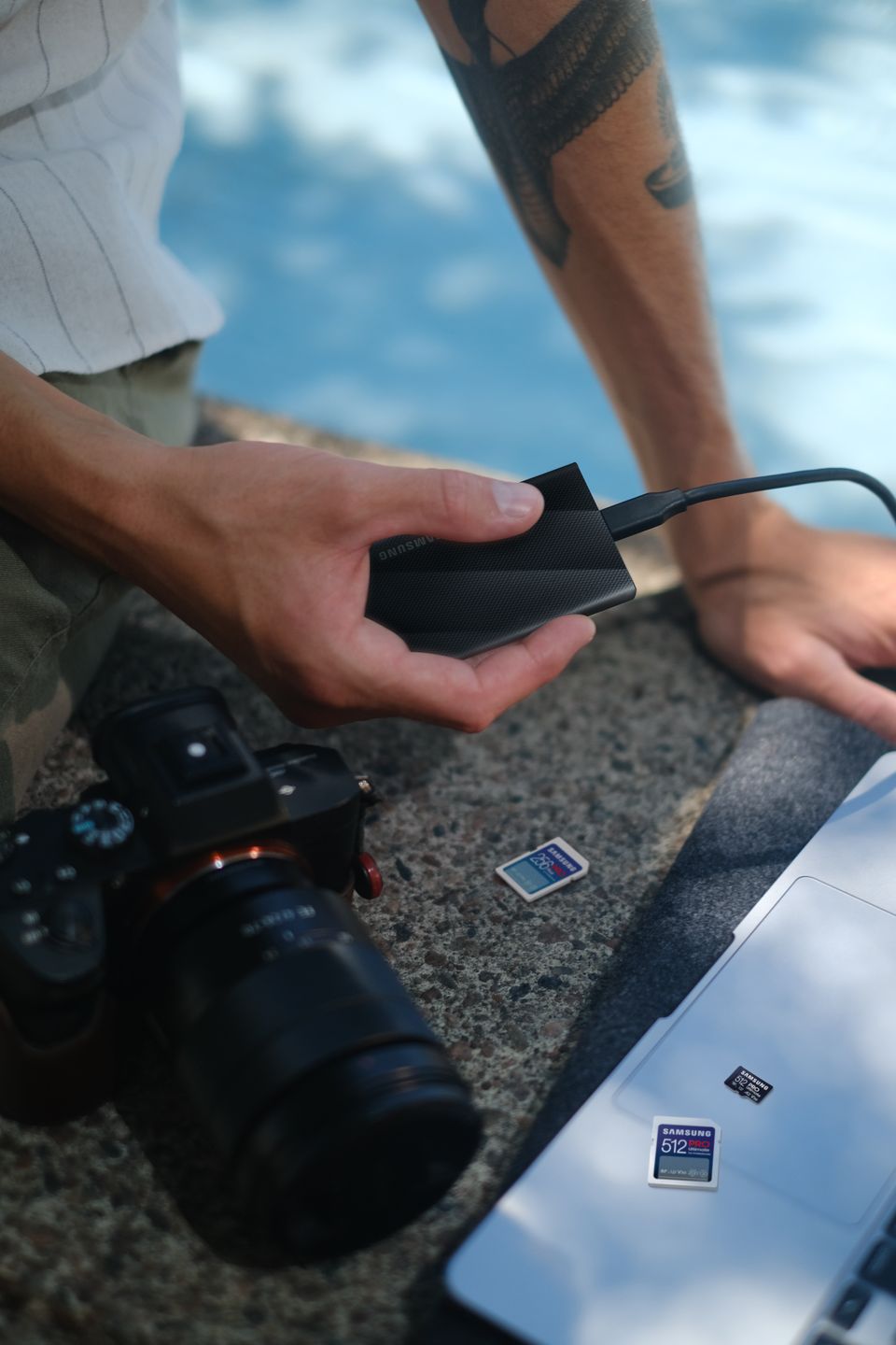 Grafika, na której widać rękę mężczyzny używającego dysku zewnętrznego Samsung T9 dostępnego w pojemności 1,2 i 4 TB