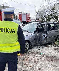 Poważny wypadek. BMW, którym jechała matka z córką, wbiło się w ogrodzenie