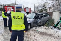 Poważny wypadek. BMW, którym jechała matka z córką, wbiło się w ogrodzenie