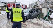 Poważny wypadek. BMW, którym jechała matka z córką, wbiło się w ogrodzenie
