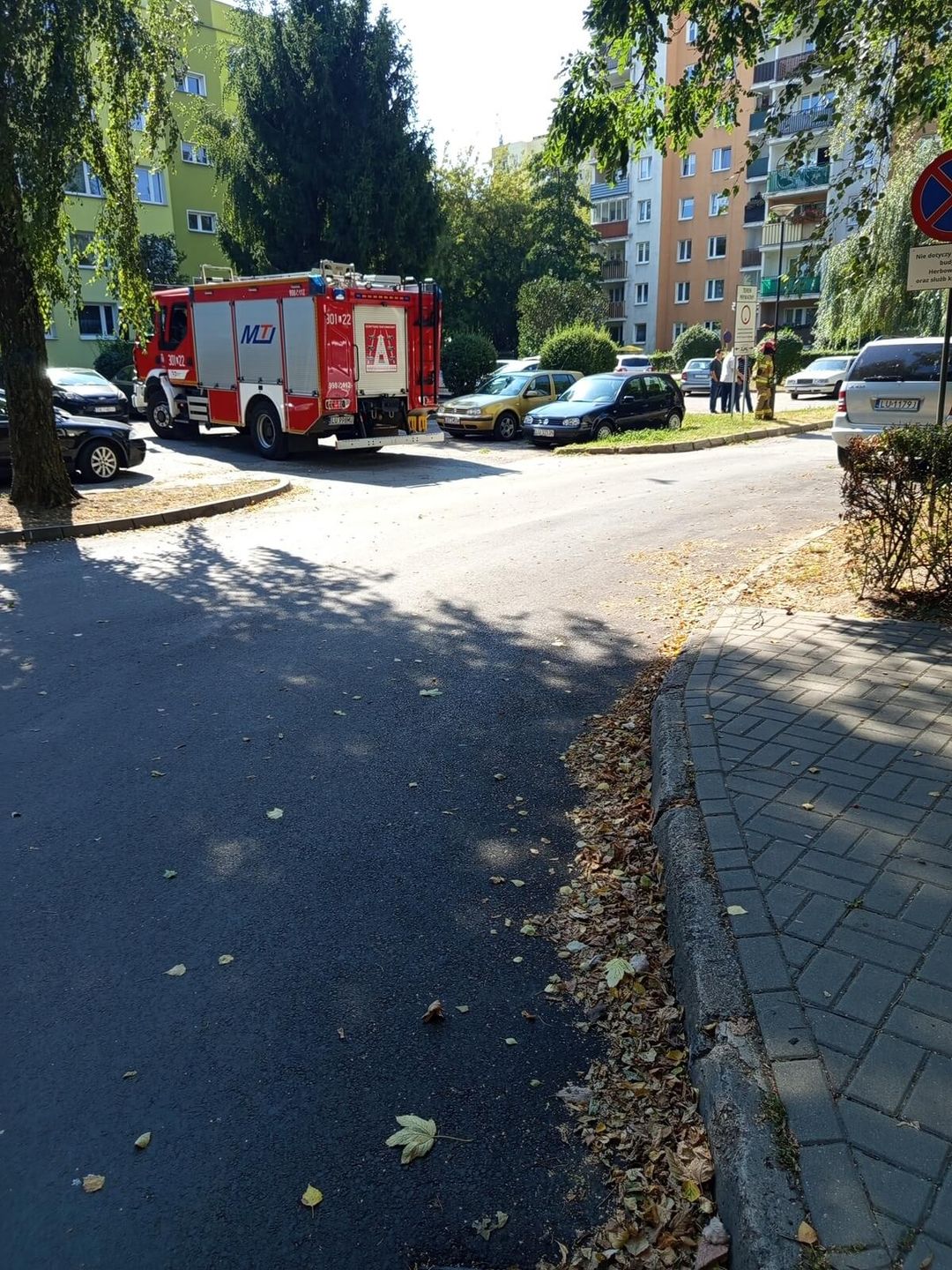 Oderwany fragment blaszanej elewacji bloku przy ul. Herberta