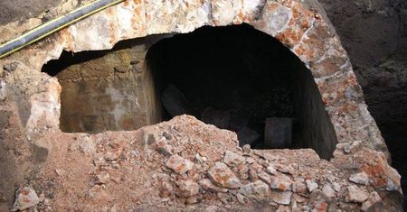 Zaskakujące odkrycie na Placu Litewskim. Tunel z amunicją z czasów II wojny światowej
