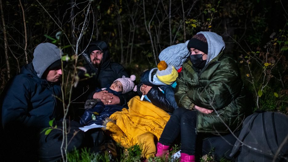 Kolejni migranci z malymi dziecmi trafili do placowki SG w MichalowieOkolice Michalowa, woj. podlaskie, 06.10.2021. W lesie aktywisci z grup pomocowych odnalezli w lesie uchodzcow, ktorzy pare dni wczesniej przekroczyli nielegalnie granice polsko-bialoruskiej, dwa malzenstwa irackich Kurdow z dziecmi w wieku 1 roku i 3 lat. Po 1,5 godzinie oczekiwania, patrol SG zabral uchodzcow do placowki Strazy Granicznej w Michalowie. N/z Kurdowie zostali odnalezieni w lesie, prosili o azyl polityczny w Polsce i blagali zeby nie cofnac ich na Bialorus,Image: 636959947, License: Rights-managed, Restrictions: UWAGA! NIE MA ZGODY NA PUBLIKACJE WIZERUNKU UCHODZCOW, Model Release: no, Credit line: Michal Kosc / ForumMichal Kosc / ForumMichalowo, uchodzcy, migranci, kryzys migracyjny, kryzys uchodzczy, nielegalna migracja, interwencja aktywistow, pomoc uchodzcom, las, w lesie, male dzieci, iraccy Kurdowie, kryzys na granicy polsko-bialoruskiej, wschodnia granica Polski, granica Schengen, nielegalne przekroczenia granicy, Podlasie, granica z Bialorusia, sciana wschodnoa, wschodnia Polska, Straz Graniczna, interwencja Strazy Granicznej, koleni uchodzcy z dziecmi w Michalowie 20211006, category_code_"welf;, category_code_def;, category_code_pol;, category_code_"