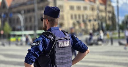 Policjant zapomniał broni w toalecie na stacji paliw. Interweniował przypadkowy świadek