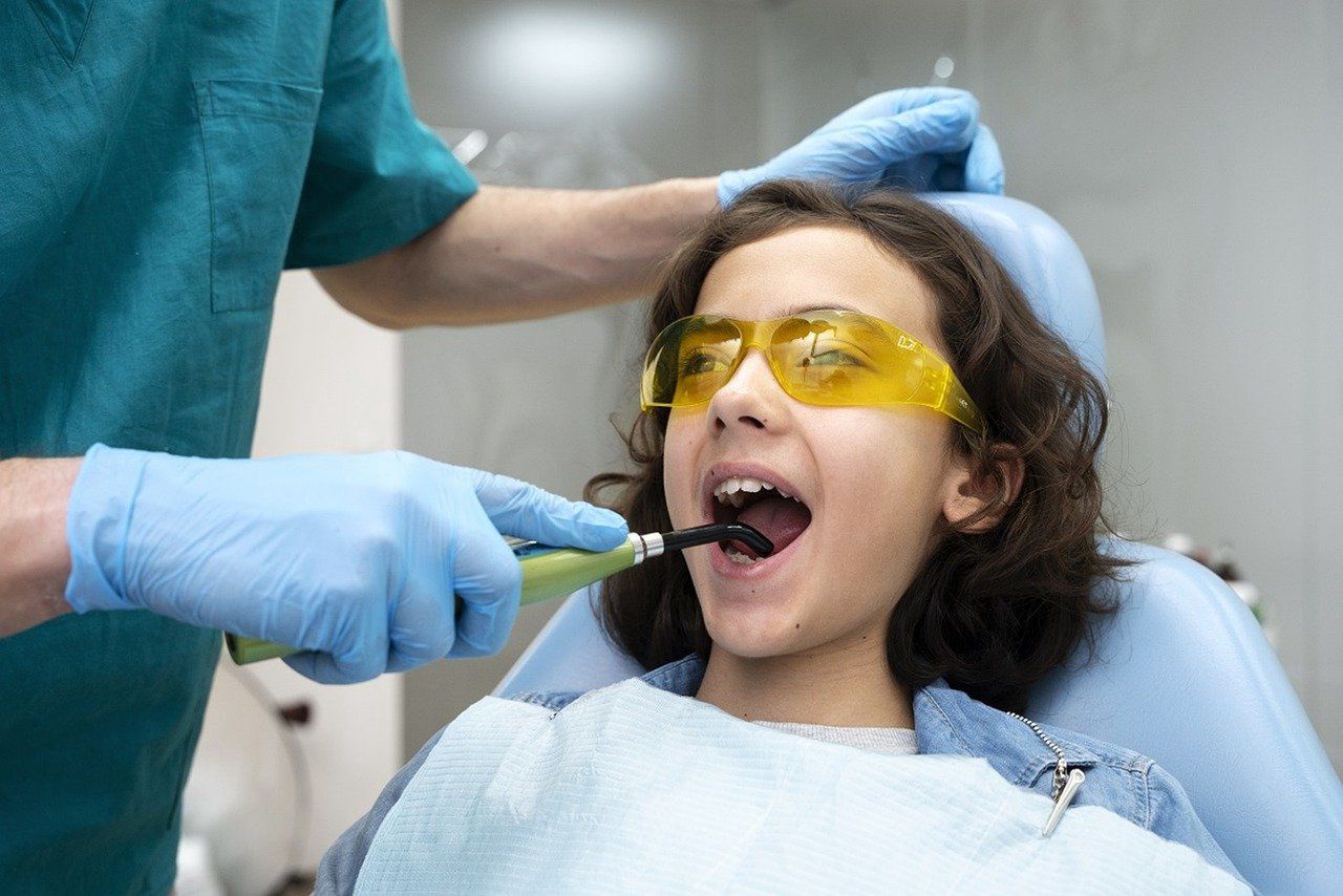 Dentyści przestrzegają przed energetykami. Są szczególnie niebezpieczne dla dzieci