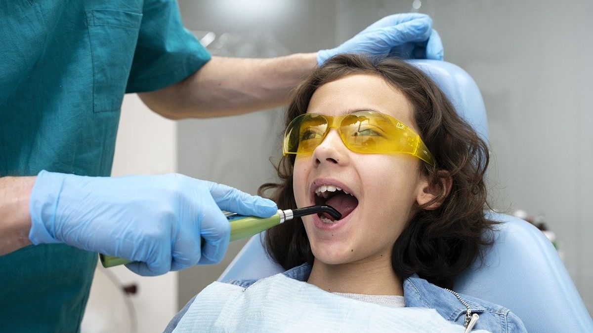 Połączenie dużej dawki cukrów prostych wraz z niskim pH niszczy zmineralizowane tkanki zębów