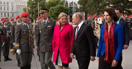 Szczyt żenady. Była szefowa MSZ nie chce oddać prezentu od Putina