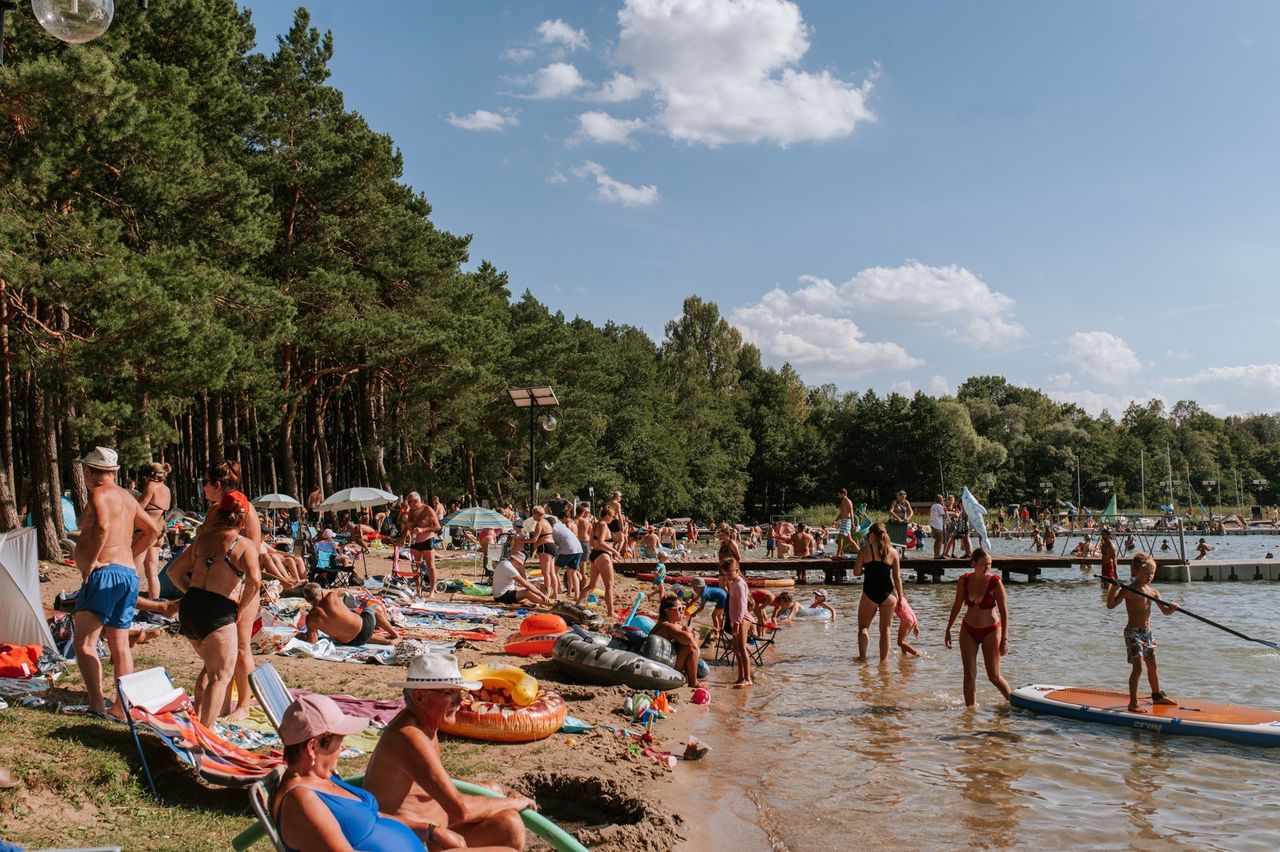 Spędź upalne dni nad jeziorem! Odkryj idealne miejsce na wypad