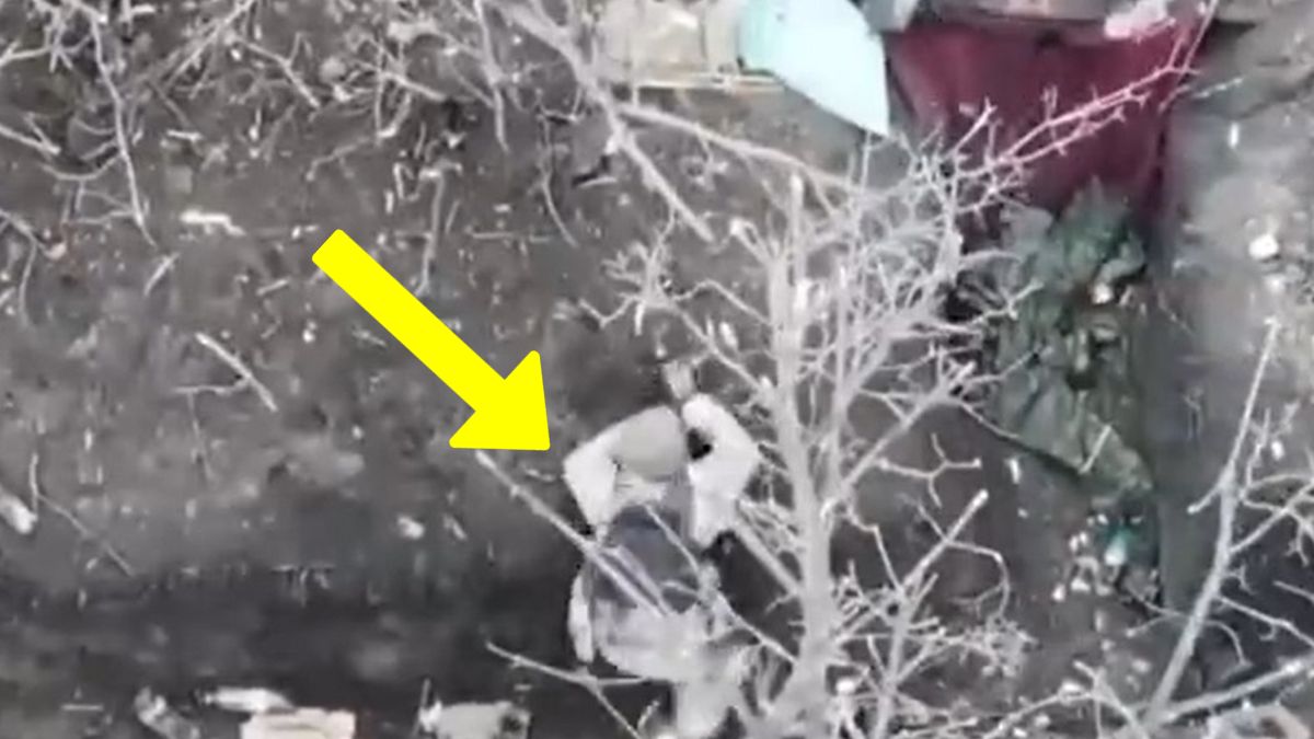 Ukraiński żołnierz zbliża się do pozycji Rosjan