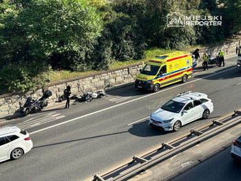 Zderzenie dwóch motocykli na Trasie Łazienkowskiej. Jeden kierujący w szpitalu