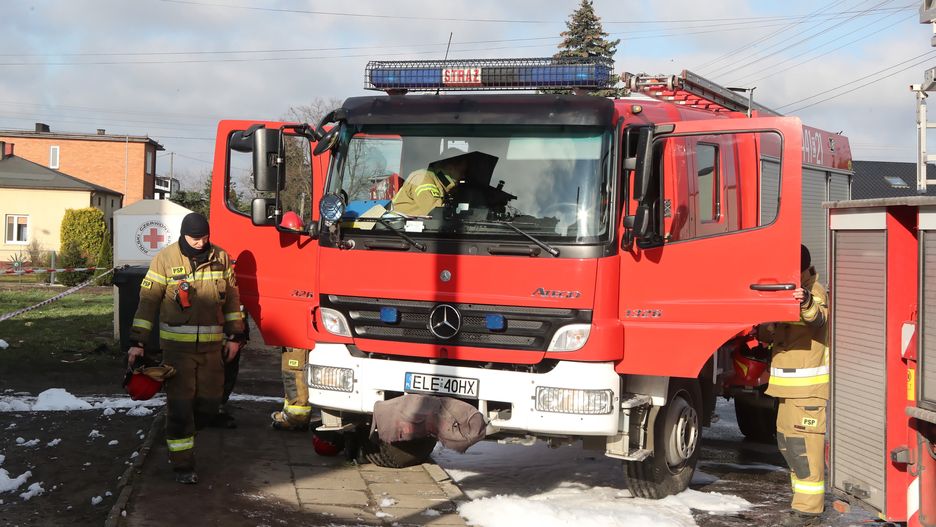 Piątek, 02.04.2021. Straż pożarna podczas dogaszania pożaru w domu wielorodzinnym w miejscowości Piątek, 2 bm. W wyniku pożaru zginął 70-letni mężczyzna. (sko) PAP/Roman Zawistowski