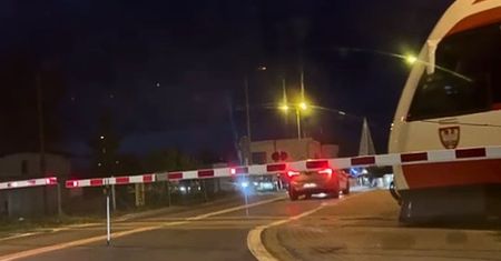 Utknęła między rogatkami. Pociąg pędził prosto na nią