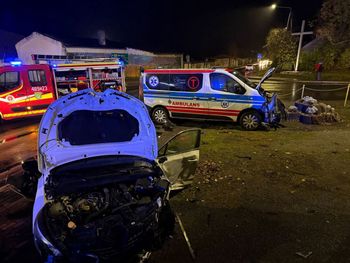 Osobówka zderzyła się z karetką. Kierowca zignorował znak