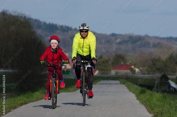 Na rowerach z olimpijczykami w gminie Łowicz z okazji Światowego Dnia Roweru