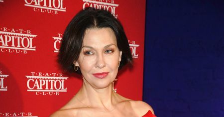 Anna Popek nie siedzi bezczynnie. Wybrała się do teatru cała w czerwieni