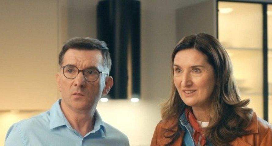 Zabawna małżeńska relacja w nowej reklamie mebli Agata